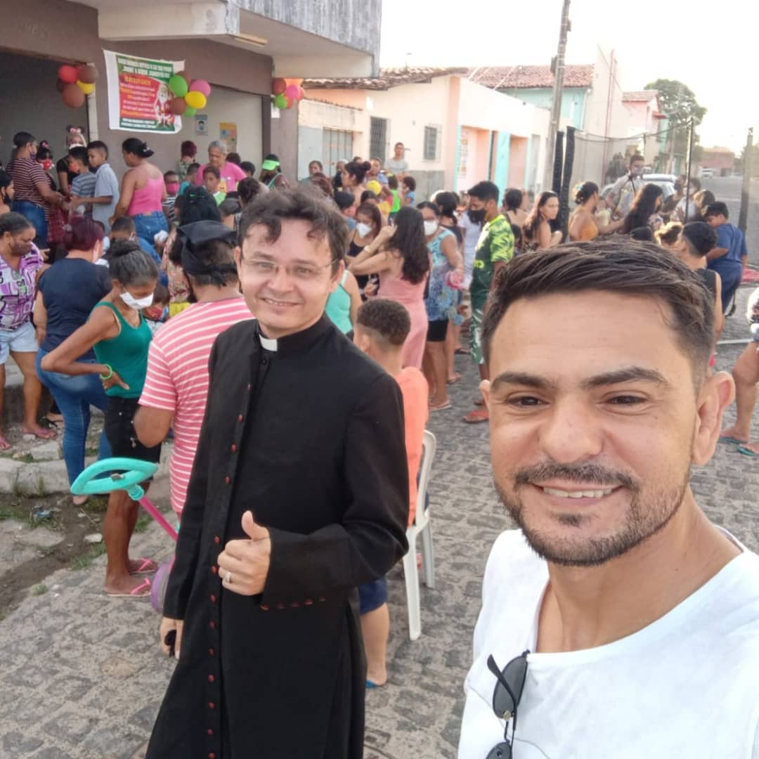 Ação comunitária no bairro da missão, Pe. Jailson com a presença de mais um Jailson